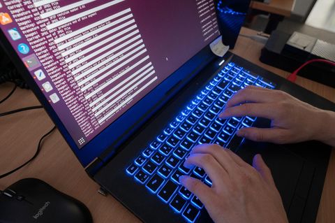 Ein aufgeklappter Laptop – Verbrechen im Internet nehmen laut Europol zu