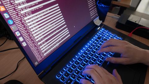 Ein aufgeklappter Laptop – Verbrechen im Internet nehmen laut Europol zu