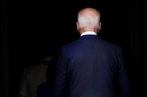 Joe Biden wendet der Kamera den Rücken zu