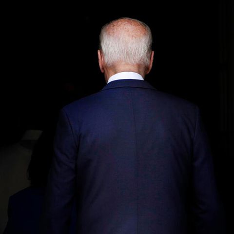 Joe Biden wendet der Kamera den Rücken zu
