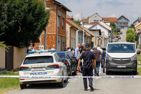 Polizei und Gerichtsmediziner stehen in der Nähe des Tatorts in Zentralkroatien