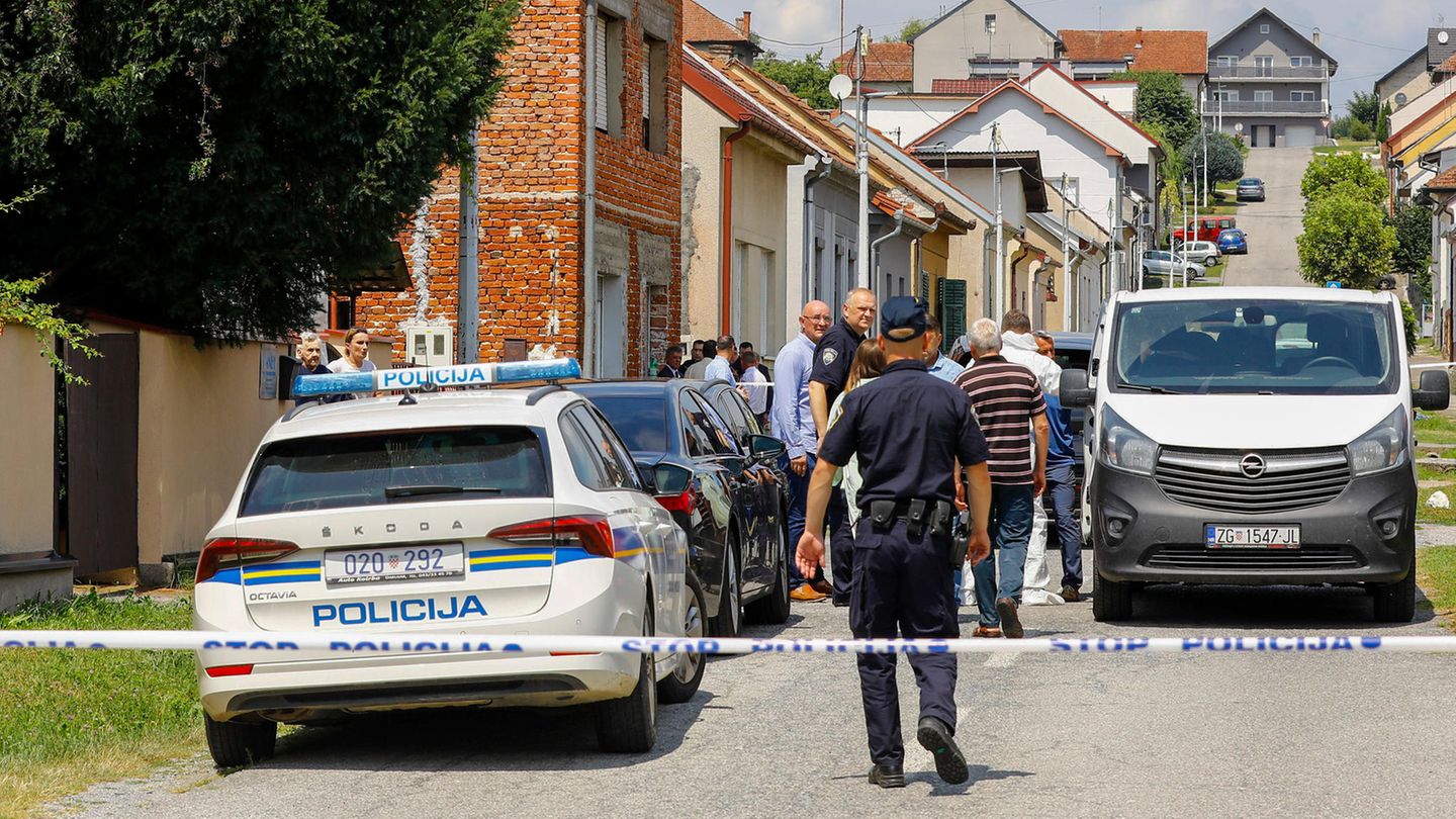 Polizei und Gerichtsmediziner stehen in der Nähe des Tatorts in Zentralkroatien