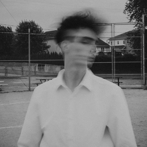 Warum uns Neinsagen so schwerfällt Neinsagen: Ein junger Mann schüttelt den Kopf