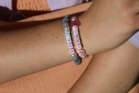 ein selbstgemachtes Armband an einer jungen Frau