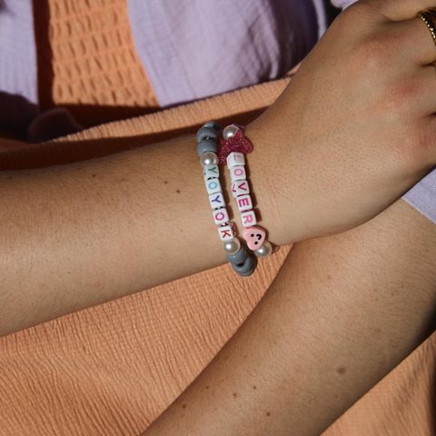 ein selbstgemachtes Armband an einer jungen Frau
