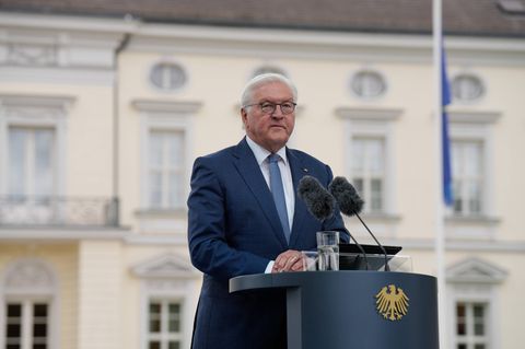 Bundespräsident Frank-Walter Steinmeier vor seinem Amtssitz, dem Schloss Bellevue in Berlin