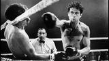 Robert de Niro: "Wie ein wilder Stier", 1980  In Martin Scorseses Film "Wie ein wilder Stier" spielt Robert de Niro den ehemaligen Box-Champion Jake La Motta. Um den Aufstieg und Niedergang des Sportlers überzeugend darstellen zu können, ließ sich de Niro fast ein Jahr lang von La Motta persönlich trainieren. Während dieser Zeit wurde de Niro mit allen Emotionen eines Boxers konfrontiert, denn La Motta schonte ihn nicht: Er schlug de Niro einen Zahn aus und brach ihm einmal fast eine Rippe. Viel hatte de Niro von der antrainierten Fitness allerdings nicht. Denn um auch die schwere Zeit nach La Mottas Abstieg darstellen zu können, nahm de Niro nach Abdreh der athletischen Boxszenen 27 Kilo zu.