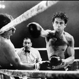 Robert de Niro: "Wie ein wilder Stier", 1980  In Martin Scorseses Film "Wie ein wilder Stier" spielt Robert de Niro den ehemaligen Box-Champion Jake La Motta. Um den Aufstieg und Niedergang des Sportlers überzeugend darstellen zu können, ließ sich de Niro fast ein Jahr lang von La Motta persönlich trainieren. Während dieser Zeit wurde de Niro mit allen Emotionen eines Boxers konfrontiert, denn La Motta schonte ihn nicht: Er schlug de Niro einen Zahn aus und brach ihm einmal fast eine Rippe. Viel hatte de Niro von der antrainierten Fitness allerdings nicht. Denn um auch die schwere Zeit nach La Mottas Abstieg darstellen zu können, nahm de Niro nach Abdreh der athletischen Boxszenen 27 Kilo zu.