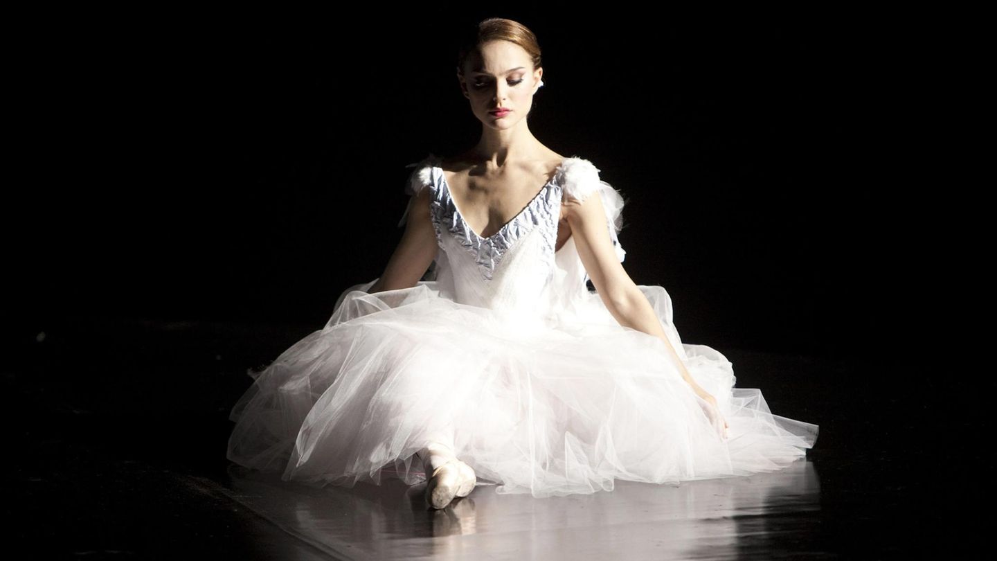 Hollywood extrem: Natalie Portman: "Black Swan", 2011 In Darren Aronofsky Ballett-Film "Black Swann" spielt Natalie Portman die Tänzerin Nina Sayers, die alles dafür tut, um die Primaballerina in ihrem Ensemble zu werden. In den Vorbereitungen für ihre Rolle war Portman dann genau so ehrgeizig wie ihre Figur. Sie absolvierte härtestes Ballett-Training. Ein Jahr lang ließ sie sich von einem Coach des "New York City Ballets" unterweisen. Sie begann mit zwei Stunden am Tag für sechs Monate, erhöhte ihr Programm dann für weitere sechs Monate auf acht Stunden pro Tag, um schließlich in den letzten zwei Monaten vor dem Dreh acht Stunden täglich zu trainieren. In einem Interview erinnerte sie sich: "Du trinkst nicht, du gehst nicht mit deinen Freunden aus, du isst nicht viel und du setzt deinen Körper ständig extremen Schmerzen aus, so dass du das Verständnis für die Selbstgeißelung eines Balletttänzers bekommst." Natalie Portman: "Black Swan", 2011 In Darren Aronofsky Ballett-Film "Black Swann" spielt Natalie Portman die Tänzerin Nina Sayers, die alles dafür tut, um die Primaballerina in ihrem Ensemble zu werden. In den Vorbereitungen für ihre Rolle war Portman dann genau so ehrgeizig wie ihre Figur. Sie absolvierte härtestes Ballett-Training. Ein Jahr lang ließ sie sich von einem Coach des "New York City Ballets" unterweisen. Sie begann mit zwei Stunden am Tag für sechs Monate, erhöhte ihr Programm dann für weitere sechs Monate auf acht Stunden pro Tag, um schließlich in den letzten zwei Monaten vor dem Dreh acht Stunden täglich zu trainieren. In einem Interview erinnerte sie sich: "Du trinkst nicht, du gehst nicht mit deinen Freunden aus, du isst nicht viel und du setzt deinen Körper ständig extremen Schmerzen aus, so dass du das Verständnis für die Selbstgeißelung eines Balletttänzers bekommst."