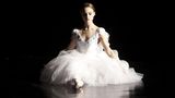 Natalie Portman: "Black Swan", 2011  In Darren Aronofsky Ballett-Film "Black Swann" spielt Natalie Portman die Tänzerin Nina Sayers, die alles dafür tut, um die Primaballerina in ihrem Ensemble zu werden. In den Vorbereitungen für ihre Rolle war Portman dann genau so ehrgeizig wie ihre Figur. Sie absolvierte härtestes Ballett-Training. Ein Jahr lang ließ sie sich von einem Coach des "New York City Ballets" unterweisen. Sie begann mit zwei Stunden am Tag für sechs Monate, erhöhte ihr Programm dann für weitere sechs Monate auf acht Stunden pro Tag, um schließlich in den letzten zwei Monaten vor dem Dreh acht Stunden täglich zu trainieren. In einem Interview erinnerte sie sich: "Du trinkst nicht, du gehst nicht mit deinen Freunden aus, du isst nicht viel und du setzt deinen Körper ständig extremen Schmerzen aus, so dass du das Verständnis für die Selbstgeißelung eines Balletttänzers bekommst."