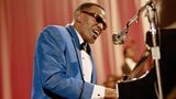Jamie Foxx: "Ray", 2004  Taylor Hackford schildert in seinem Bio-Pic "Ray" das bewegte Leben des Soul-Musikers Ray Charles: Von Kindheit über Erblindung bis zu Ruhm und Heroinsucht. Um sich ganz in die Welt seiner Hauptfigur einfühlen zu können, klebte sich Hauptdarsteller Jamie Foxx während des Drehs jeden Tag 14 Stunden lang die Augen ab. So war er auf die Hilfe seiner Kollegen am Set angewiesen. In einem Interview erzählte Foxx, dass die Crew allerdings manchmal vergaß, dass er nichts sehen konnte und ihn nach dem Mittagessen einfach hilflos am Tisch zurückließ.
