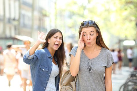 Eine Frau ignoriert eine Freundin