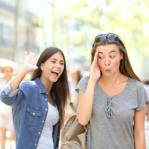 Eine Frau ignoriert eine Freundin
