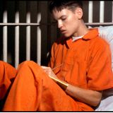 Hilary Swank: "Boys don’t cry", 1999  In Kimberly Pierces Film "Boys Don't Cry" spielt Hilary Swank den Tansgender-Mann Brandon Teenas, der im Alter von 21 Jahren von seinen Freunden vergewaltigt und ermordet wurde, nachdem sie sein Geburtsgeschlecht herausgefunden hatten. Drei Jahre lang suchte die Regisseurin nach der passenden Darstellerin für diese schwierige Rolle und entschied sich schließlich für die verwandlungsfähige Hilary Swank. Die lebte dann vor und während der Dreharbeiten als Mann, um die in sie gesetzten Erwartungen erfüllen zu können. Die Vorbereitung sollte sich lohnen: Für den Film gewann Swank im Jahr 2000 den Oscar für die beste Hauptdarstellerin.