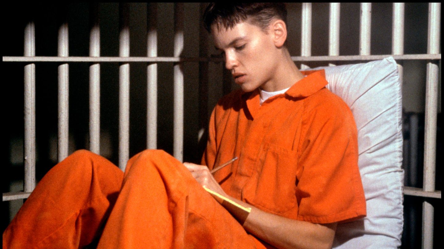 Hilary Swank: "Boys don’t cry", 1999  In Kimberly Pierces Film "Boys Don't Cry" spielt Hilary Swank den Tansgender-Mann Brandon Teenas, der im Alter von 21 Jahren von seinen Freunden vergewaltigt und ermordet wurde, nachdem sie sein Geburtsgeschlecht herausgefunden hatten. Drei Jahre lang suchte die Regisseurin nach der passenden Darstellerin für diese schwierige Rolle und entschied sich schließlich für die verwandlungsfähige Hilary Swank. Die lebte dann vor und während der Dreharbeiten als Mann, um die in sie gesetzten Erwartungen erfüllen zu können. Die Vorbereitung sollte sich lohnen: Für den Film gewann Swank im Jahr 2000 den Oscar für die beste Hauptdarstellerin.