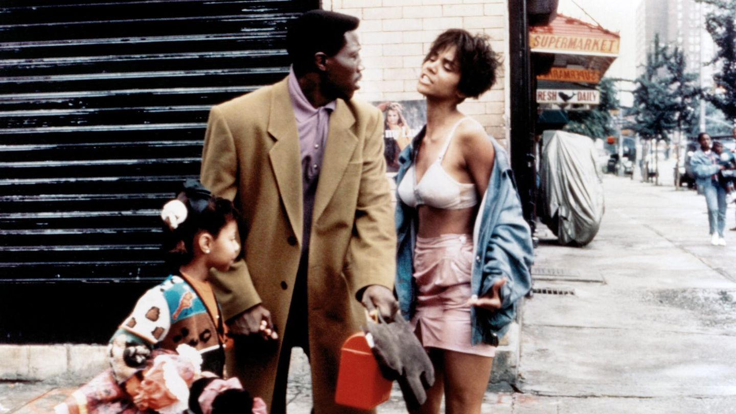 Halle Berry: "Jungle Fever", 1991  In Spike Lees Sozialdrama "Jungle Fever" spielt Halle Berry eine drogenabhängige junge Frau. Um ihre Rolle besonders überzeugend spielen zu können, besuchte Berry vor dem Dreh Suchthilfe-Organisationen und sprach mit den Menschen dort. Während der Dreharbeiten wusch sie sich dann nicht, um stets zu spüren, wie es sich anfühlt, ganz unten zu sein.