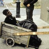 Daniel Day Lewis: "Mein linker Fuß", 1989  In Jim Sheridans Psychodrama "Mein linker Fuß" spielt Daniel Day Lewis den schwerbehinderten Christy Brown, der erst gefördert wird, als es ihm gelingt, mit seinem linken Fuß Zeichen seiner Intelligenz zu geben. So kann sich der Junge nach und nach zu einem anerkannten Maler entwickeln. Während der gesamten Dreharbeiten blieb Lewis in einem Rollstuhl sitzen. Auch in den Drehpausen musste ihn die Filmcrew über das Set schieben und manchmal sogar füttern.