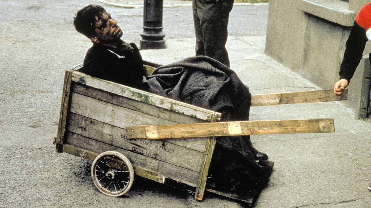 Daniel Day Lewis: "Mein linker Fuß", 1989  In Jim Sheridans Psychodrama "Mein linker Fuß" spielt Daniel Day Lewis den schwerbehinderten Christy Brown, der erst gefördert wird, als es ihm gelingt, mit seinem linken Fuß Zeichen seiner Intelligenz zu geben. So kann sich der Junge nach und nach zu einem anerkannten Maler entwickeln. Während der gesamten Dreharbeiten blieb Lewis in einem Rollstuhl sitzen. Auch in den Drehpausen musste ihn die Filmcrew über das Set schieben und manchmal sogar füttern.