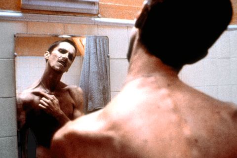 Christian Bale: "Der Maschinist", 2004  Im Psychothriller "Der Maschinist" des spanischen Regisseurs Brad Anderson spielt Christian Bale den Fabrikarbeiter Trevor Reznik, der an Schlaflosigkeit leidet. Nach und nach verliert Reznik immer mehr den Halt und driftet in den Wahnsinn ab. Um sich besser in die psychische Verfassung seines Helden hineinzuversetzen, ernährte sich Bale nur noch von Äpfeln, Kaffee, Wasser, Zigaretten und gelegentlich einem Glas Whiskey. So verlor er 28 Kilo, bislang der höchste Gewichtsverlust für eine Filmrolle. Bale erinnerte sich später an die Vorbereitungen: "Durch das Hungern verliert man Energie, alles verlangsamt sich, selbst das Sprechen fällt immer schwerer. Ich wurde ruhiger, als ich es jemals zuvor in meinem Leben war."