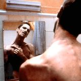 Christian Bale: "Der Maschinist", 2004  Im Psychothriller "Der Maschinist" des spanischen Regisseurs Brad Anderson spielt Christian Bale den Fabrikarbeiter Trevor Reznik, der an Schlaflosigkeit leidet. Nach und nach verliert Reznik immer mehr den Halt und driftet in den Wahnsinn ab. Um sich besser in die psychische Verfassung seines Helden hineinzuversetzen, ernährte sich Bale nur noch von Äpfeln, Kaffee, Wasser, Zigaretten und gelegentlich einem Glas Whiskey. So verlor er 28 Kilo, bislang der höchste Gewichtsverlust für eine Filmrolle. Bale erinnerte sich später an die Vorbereitungen: "Durch das Hungern verliert man Energie, alles verlangsamt sich, selbst das Sprechen fällt immer schwerer. Ich wurde ruhiger, als ich es jemals zuvor in meinem Leben war."