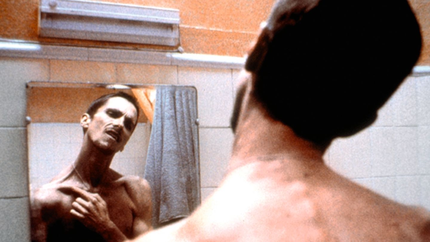 Hollywood extrem: Christian Bale: "Der Maschinist", 2004 Im Psychothriller "Der Maschinist" des spanischen Regisseurs Brad Anderson spielt Christian Bale den Fabrikarbeiter Trevor Reznik, der an Schlaflosigkeit leidet. Nach und nach verliert Reznik immer mehr den Halt und driftet in den Wahnsinn ab. Um sich besser in die psychische Verfassung seines Helden hineinzuversetzen, ernährte sich Bale nur noch von Äpfeln, Kaffee, Wasser, Zigaretten und gelegentlich einem Glas Whiskey. So verlor er 28 Kilo, bislang der höchste Gewichtsverlust für eine Filmrolle. Bale erinnerte sich später an die Vorbereitungen: "Durch das Hungern verliert man Energie, alles verlangsamt sich, selbst das Sprechen fällt immer schwerer. Ich wurde ruhiger, als ich es jemals zuvor in meinem Leben war." Christian Bale: "Der Maschinist", 2004 Im Psychothriller "Der Maschinist" des spanischen Regisseurs Brad Anderson spielt Christian Bale den Fabrikarbeiter Trevor Reznik, der an Schlaflosigkeit leidet. Nach und nach verliert Reznik immer mehr den Halt und driftet in den Wahnsinn ab. Um sich besser in die psychische Verfassung seines Helden hineinzuversetzen, ernährte sich Bale nur noch von Äpfeln, Kaffee, Wasser, Zigaretten und gelegentlich einem Glas Whiskey. So verlor er 28 Kilo, bislang der höchste Gewichtsverlust für eine Filmrolle. Bale erinnerte sich später an die Vorbereitungen: "Durch das Hungern verliert man Energie, alles verlangsamt sich, selbst das Sprechen fällt immer schwerer. Ich wurde ruhiger, als ich es jemals zuvor in meinem Leben war."