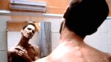 Christian Bale: "Der Maschinist", 2004  Im Psychothriller "Der Maschinist" des spanischen Regisseurs Brad Anderson spielt Christian Bale den Fabrikarbeiter Trevor Reznik, der an Schlaflosigkeit leidet. Nach und nach verliert Reznik immer mehr den Halt und driftet in den Wahnsinn ab. Um sich besser in die psychische Verfassung seines Helden hineinzuversetzen, ernährte sich Bale nur noch von Äpfeln, Kaffee, Wasser, Zigaretten und gelegentlich einem Glas Whiskey. So verlor er 28 Kilo, bislang der höchste Gewichtsverlust für eine Filmrolle. Bale erinnerte sich später an die Vorbereitungen: "Durch das Hungern verliert man Energie, alles verlangsamt sich, selbst das Sprechen fällt immer schwerer. Ich wurde ruhiger, als ich es jemals zuvor in meinem Leben war."