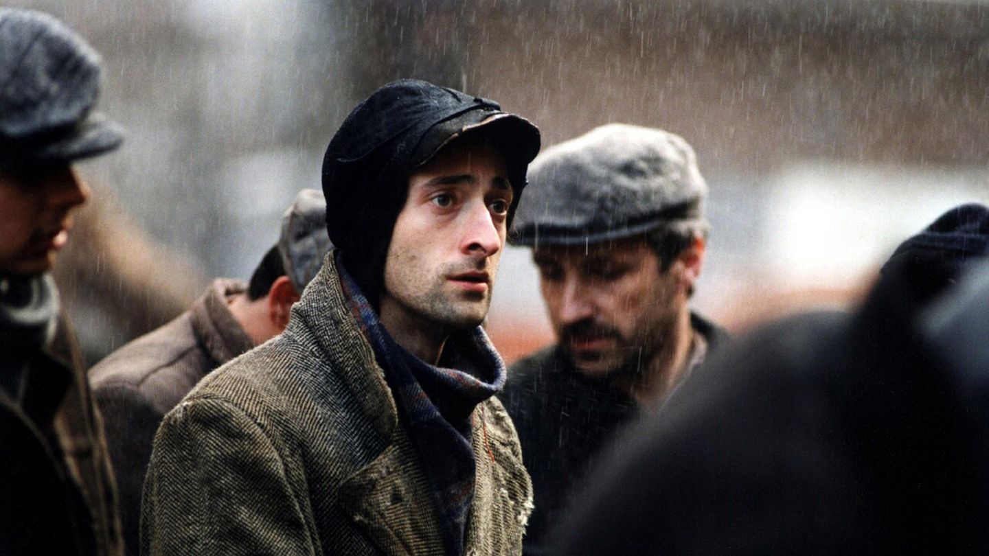 Adrien Brody: "Der Pianist", 2002  Roman Polanskis Film "Der Pianist" schildert das Leben im Warschauer Ghetto unter dem nationalsozialistischen Terror. Adrien Brody spielt den Musiker Wladyslaw Szpilman, dem es zwar gelingt, der deutschen Vernichtungsmaschinerie zu entkommen, aber seine Freunde und Familie im Holocaust verliert. Zur Vorbereitung auf die Rolle verkaufte Brody sein Apartment und sein Auto, ließ sein Telefon abstellen und verließ sogar seine Freundin. Nach den Dreharbeiten versank Brody ein Jahr lang in einer Depression, die ihn am Arbeiten hinderte.