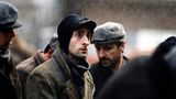 Adrien Brody: "Der Pianist", 2002  Roman Polanskis Film "Der Pianist" schildert das Leben im Warschauer Ghetto unter dem nationalsozialistischen Terror. Adrien Brody spielt den Musiker Wladyslaw Szpilman, dem es zwar gelingt, der deutschen Vernichtungsmaschinerie zu entkommen, aber seine Freunde und Familie im Holocaust verliert. Zur Vorbereitung auf die Rolle verkaufte Brody sein Apartment und sein Auto, ließ sein Telefon abstellen und verließ sogar seine Freundin. Nach den Dreharbeiten versank Brody ein Jahr lang in einer Depression, die ihn am Arbeiten hinderte.