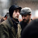 Adrien Brody: "Der Pianist", 2002  Roman Polanskis Film "Der Pianist" schildert das Leben im Warschauer Ghetto unter dem nationalsozialistischen Terror. Adrien Brody spielt den Musiker Wladyslaw Szpilman, dem es zwar gelingt, der deutschen Vernichtungsmaschinerie zu entkommen, aber seine Freunde und Familie im Holocaust verliert. Zur Vorbereitung auf die Rolle verkaufte Brody sein Apartment und sein Auto, ließ sein Telefon abstellen und verließ sogar seine Freundin. Nach den Dreharbeiten versank Brody ein Jahr lang in einer Depression, die ihn am Arbeiten hinderte.
