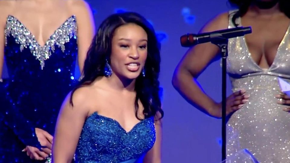 Miss Kansas hält emotionale Rede über häusliche Gewalt (Video)