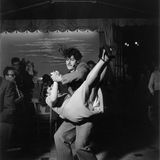 Ein Paar tanzt in einer Bar