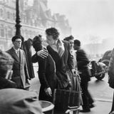 Ein junges Paar küsst sich vor dem Pariser Rathaus