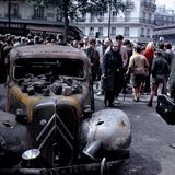 Ein ausgebranntes Auto mitt auf der Straße