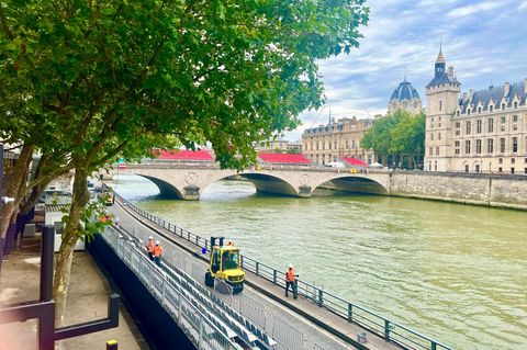 Stille Tage in Paris: Arbeiter montieren eine Zuschauertribüne nahe einer Brücke zur Île de la Cité am Ufer der Seine in Vorbereitung auf die Olympischen Spiele