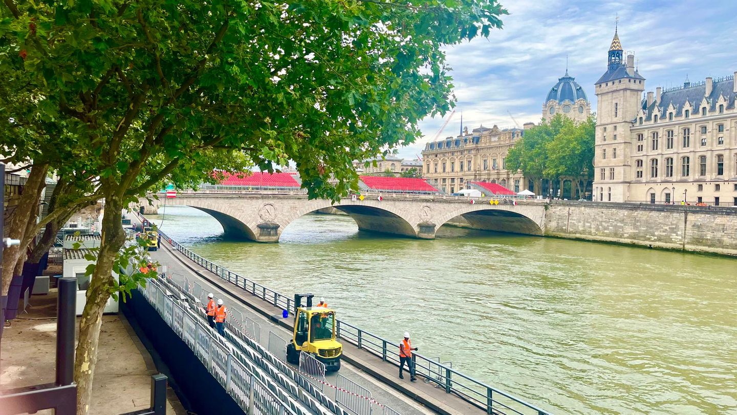 Paris vor dem Fest – Tribüne Stille Tage in Paris: Arbeiter montieren eine Zuschauertribüne nahe einer Brücke zur Île de la Cité am Ufer der Seine in Vorbereitung auf die Olympischen Spiele