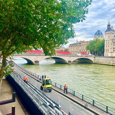 Stille Tage in Paris: Arbeiter montieren eine Zuschauertribüne nahe einer Brücke zur Île de la Cité am Ufer der Seine in Vorbereitung auf die Olympischen Spiele