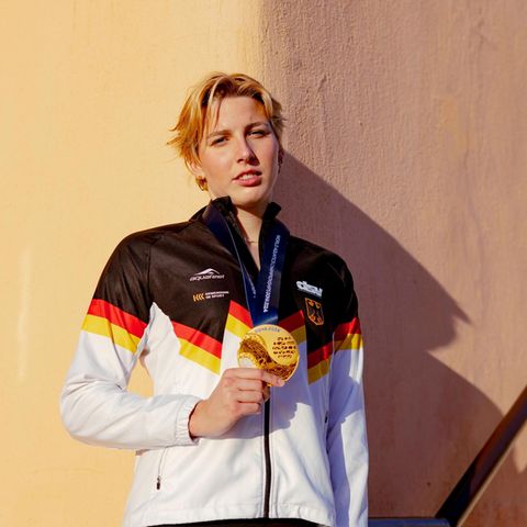 Portrait von Angelina Köhler mit ihrer Goldmedaille im Schwimmen