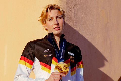 Portrait von Angelina Köhler mit ihrer Goldmedaille im Schwimmen