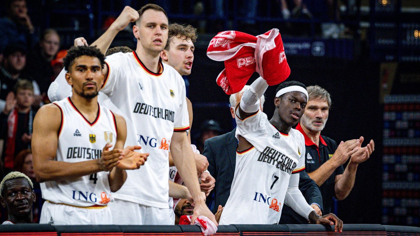 Deutsche Basketballer Das Team um Kapitän Dennis Schröder (2.v.r.) ist amtierender Weltmeister, der bisher größte Erfolg der deutschen Basketballer. Jetzt folgt das Olympia-Turnier, in dem die Mannschaft den nächsten Coup landen will. Das Selbstewusstsein ist auf jeden Fall groß trotz des Konkurrenten USA, die diesmal mit einer A-Mannschaft um Superstar LeBron James dabei ist