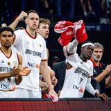 Das Team um Kapitän Dennis Schröder (2.v.r.) ist amtierender Weltmeister, der bisher größte Erfolg der deutschen Basketballer. Jetzt folgt das Olympia-Turnier, in dem die Mannschaft den nächsten Coup landen will. Das Selbstewusstsein ist auf jeden Fall groß trotz des Konkurrenten USA, die diesmal mit einer A-Mannschaft um Superstar LeBron James dabei ist