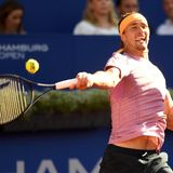 Der Hamburger wartet weiter auf seinen ersten Grand-Slam-Titel. Zuletzt verlor Zverez das Finale der French Open gegen Carlos Alcaraz. Jetzt wartet Olympia und der 27-Jährige kann seine Goldmedaille von Tokio verteidigen