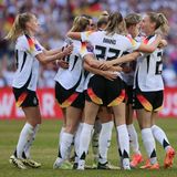 Die Olympiasiegerinnen von 2016 gehören zum erweiterten Kreis der Favoriten. Aber die Leistungen in den Testspielen (besonders das blamable 0:3 gegen Island) und der Ausfall von Lena Oberdorf stimmen nicht besonders optimistisch. Bundestrainer Horst Hrubesch wird mit 73 Jahren seine ganze Erfahrung aufbringen müssen, um das Team durch die schwere Gruppe mit den USA, Australien und Sambia zu lotsen