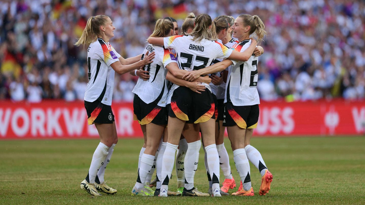 Frauenfußball-Nationalmannschaft Die Olympiasiegerinnen von 2016 gehören zum erweiterten Kreis der Favoriten. Aber die Leistungen in den Testspielen (besonders das blamable 0:3 gegen Island) und der Ausfall von Lena Oberdorf stimmen nicht besonders optimistisch. Bundestrainer Horst Hrubesch wird mit 73 Jahren seine ganze Erfahrung aufbringen müssen, um das Team durch die schwere Gruppe mit den USA, Australien und Sambia zu lotsen