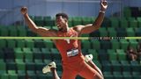 Der 24-jährige Schwabe ist auf dem Weg zum neuen Superstar der deutschen Leichtathletik. Neugebauer, der mit einem Sportstipendium an der Universität Austin in Texas trainiert und lebt, verbesserte Anfang 2023 den 39 Jahre alten deutschen Rekord von Jürgen Hingsen. Zuletzt setzte er noch mal einen drauf und baute den Rekord auf 8961 Punkte aus – die sechstbeste Leistung, die je ein Zehnkämpfer erreichte. Der Überflieger will jetzt eine Medaille, am besten die goldene