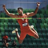 Der 24-jährige Schwabe ist auf dem Weg zum neuen Superstar der deutschen Leichtathletik. Neugebauer, der mit einem Sportstipendium an der Universität Austin in Texas trainiert und lebt, verbesserte Anfang 2023 den 39 Jahre alten deutschen Rekord von Jürgen Hingsen. Zuletzt setzte er noch mal einen drauf und baute den Rekord auf 8961 Punkte aus – die sechstbeste Leistung, die je ein Zehnkämpfer erreichte. Der Überflieger will jetzt eine Medaille, am besten die goldene