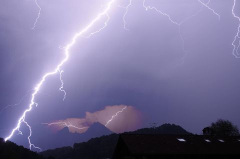 Blitze bei einem heftigen Gewitter über Berchtesgaden