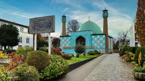Die Imam-Ali-Moschee, besser bekannt als die Blaue Moschee wird vom Islamischen Zentrum Hamburg betrieben.