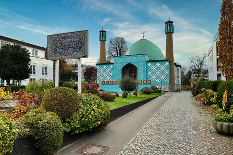Die Imam-Ali-Moschee, besser bekannt als die Blaue Moschee wird vom Islamischen Zentrum Hamburg betrieben.