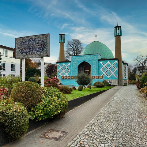 Die Imam-Ali-Moschee, besser bekannt als die Blaue Moschee wird vom Islamischen Zentrum Hamburg betrieben.