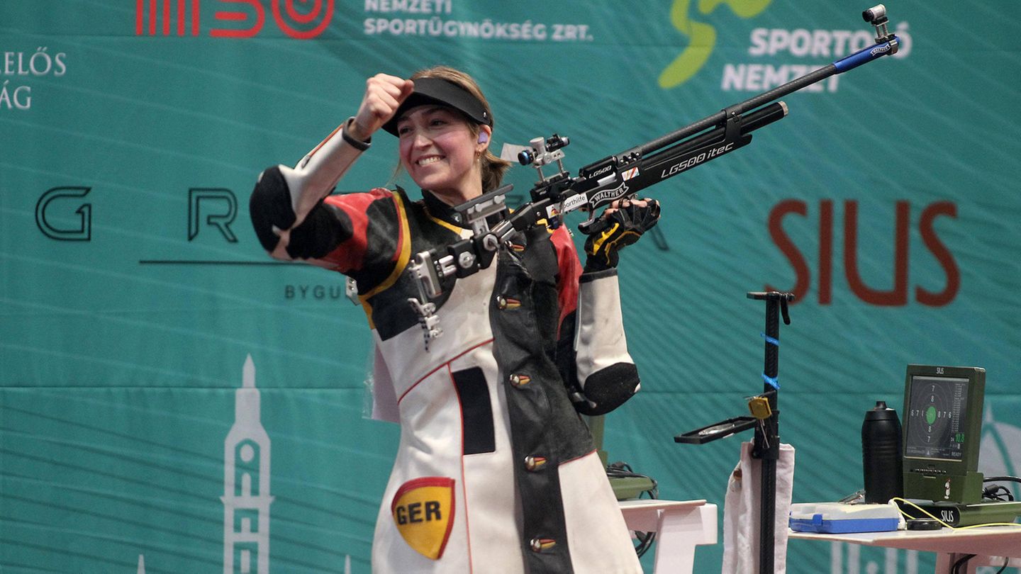 Anna Janßen legte das Fundament für die Olympia-Teilnahme mit ihren drei Titeln bei der Europameisterschaft im Frühjahr. Der Deutsche Schützenbund nominierte sie daraufhin für Paris. Es ist mit 22 Jahren ihre erste Teilnahme. Und da sie auch die Weltrangliste anführt, gehört sie zum engeren Favoritenkreis auf eine Medaille